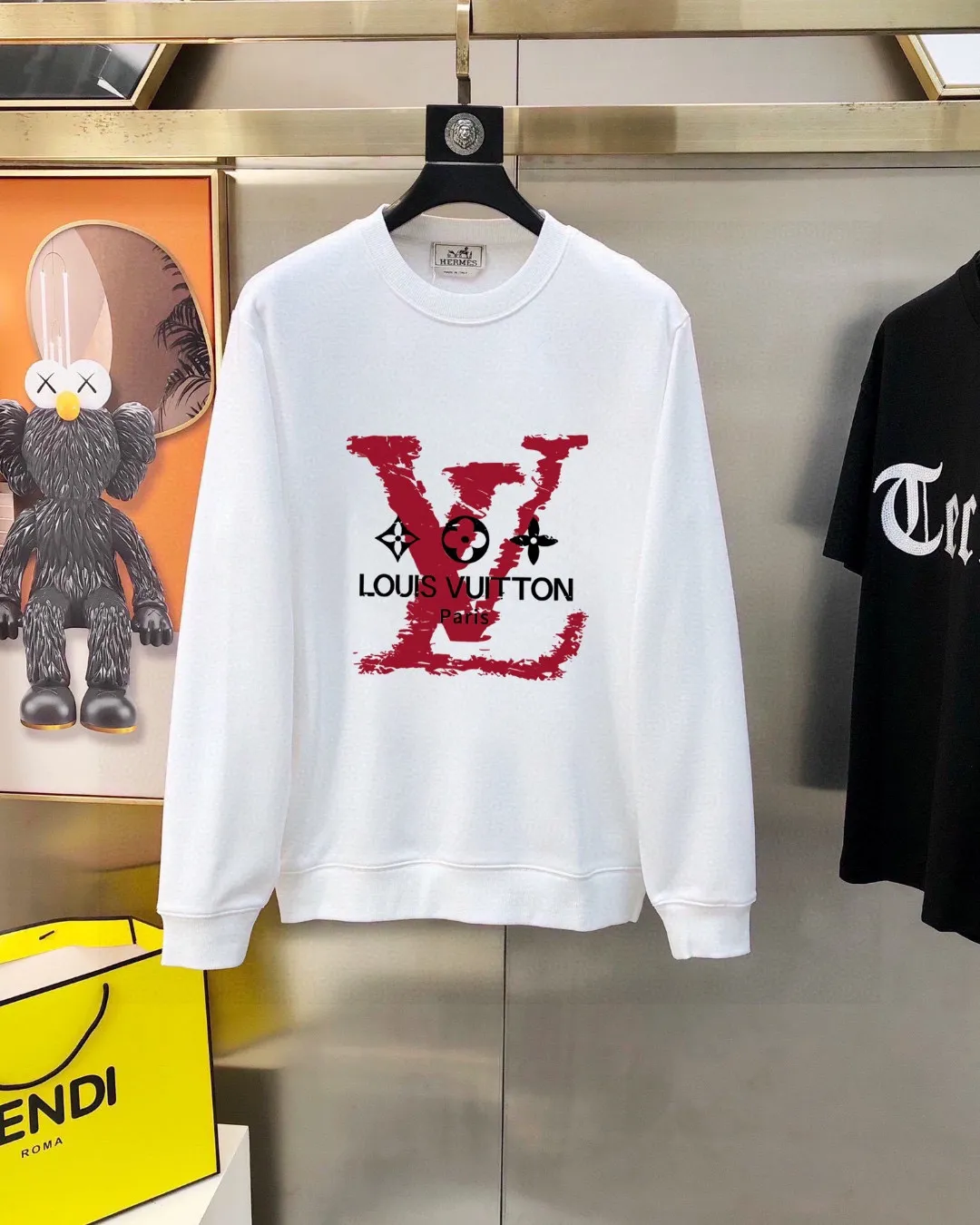 🅿️220 brand [LV Louis Vuitton] (good news for fat people) 2025ss autumn latest long-sleeved round-neck sweatshirt, on sale simultaneously on the official website. Refreshing and breathable. Made of top Tencel Roman. Comfortable and soft. 3D three-dimensional clarity. Super fashion sense. Great for gifting and keeping for yourself. Size: M-5XL (can wear up to 220 pounds)